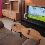 Mom - Alpine Boutique Apartments, Romantica, Near Terminal Appartement