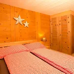 Mom - Alpine Boutique Apartments, Romantica, Near Terminal شقة