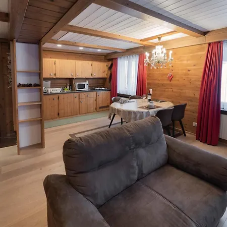 Mom - Alpine Boutique Apartments, Romantica, Near Terminal *